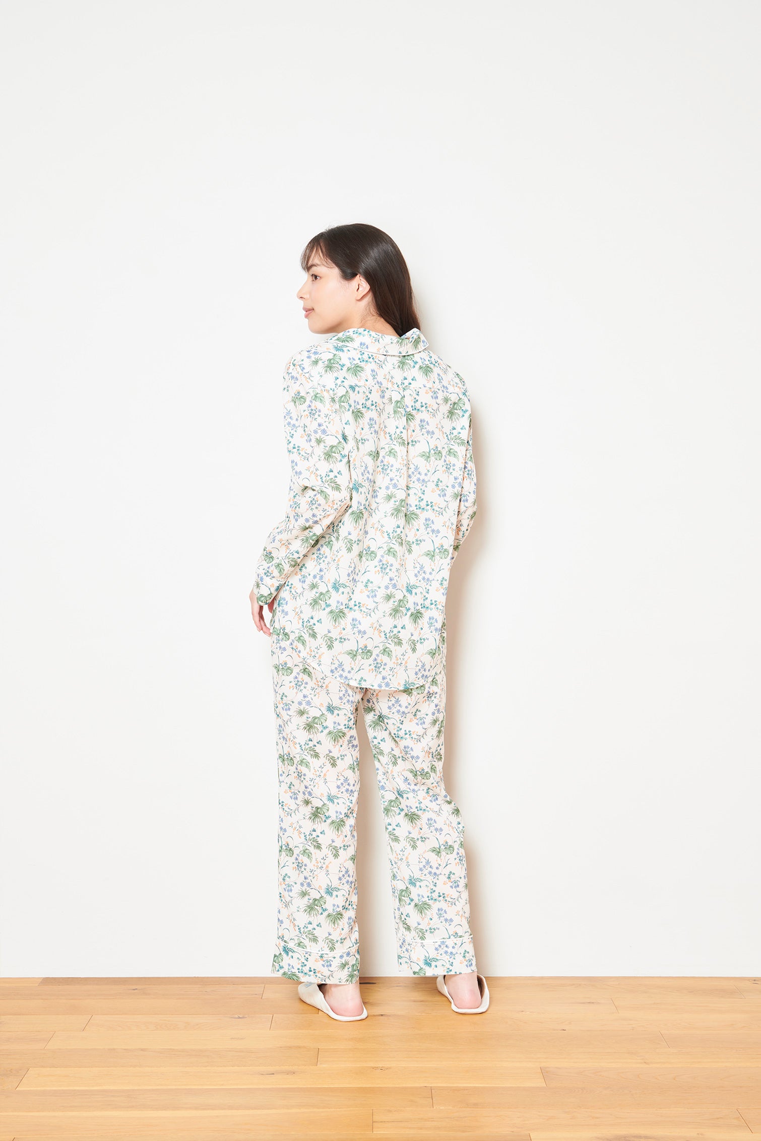 シルクタッチ ヘレボルス 花柄パジャマ（トップス） – hilal ay（ヒララ）