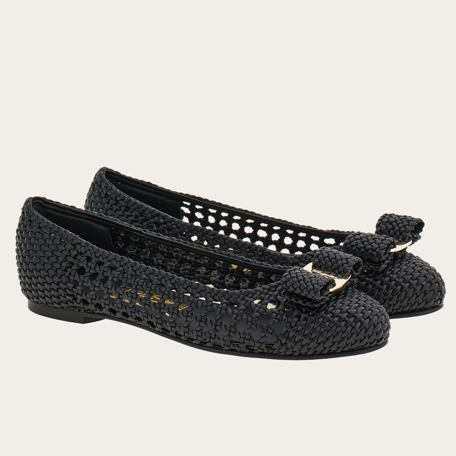 フェラガモを象徴するパンプス「ヴァラ」と「ヴァリナ」からイントレ