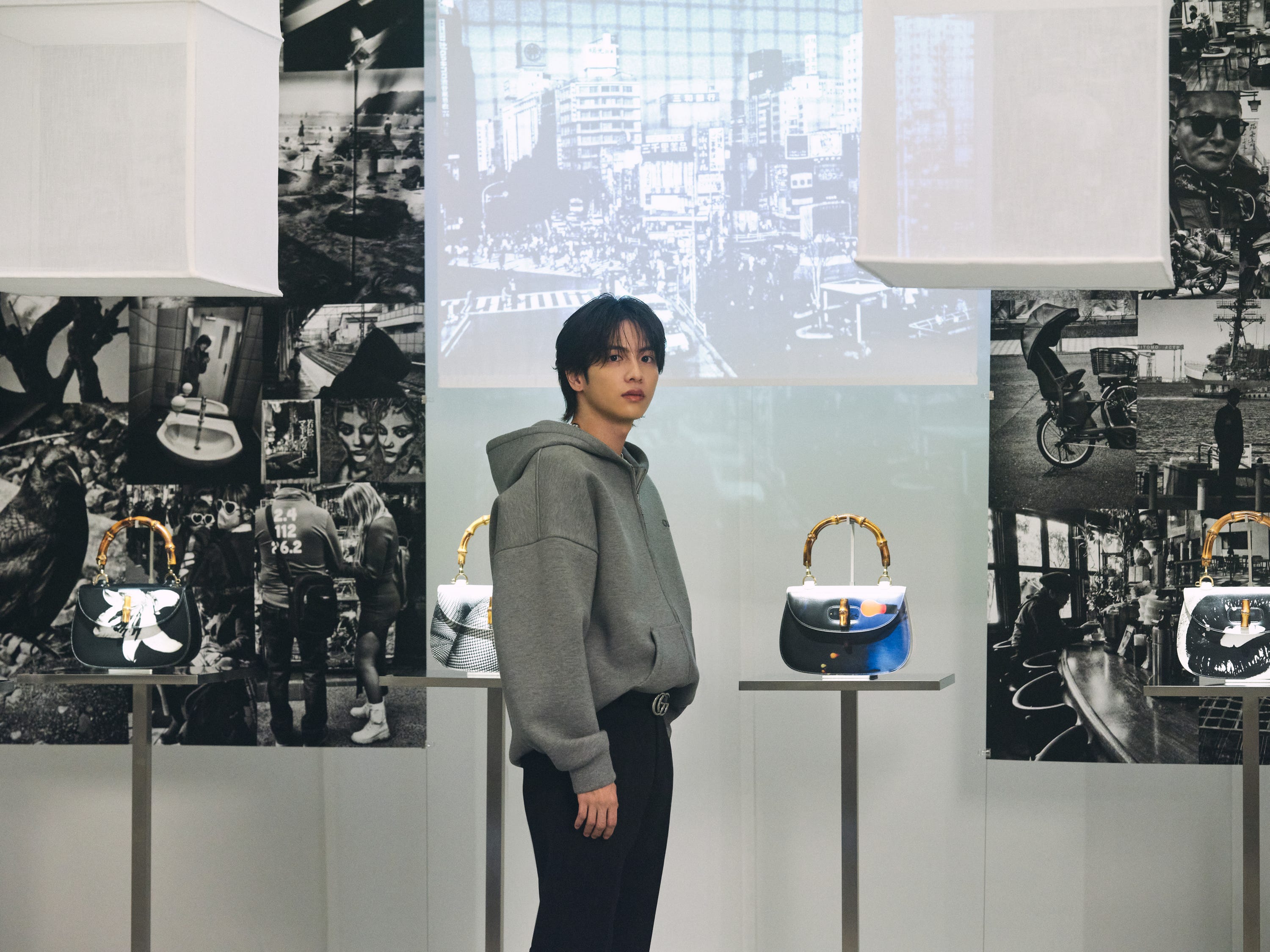 志尊淳が「グッチ バンブー 1947」の伝統と革新をたどる展覧会へ。写真