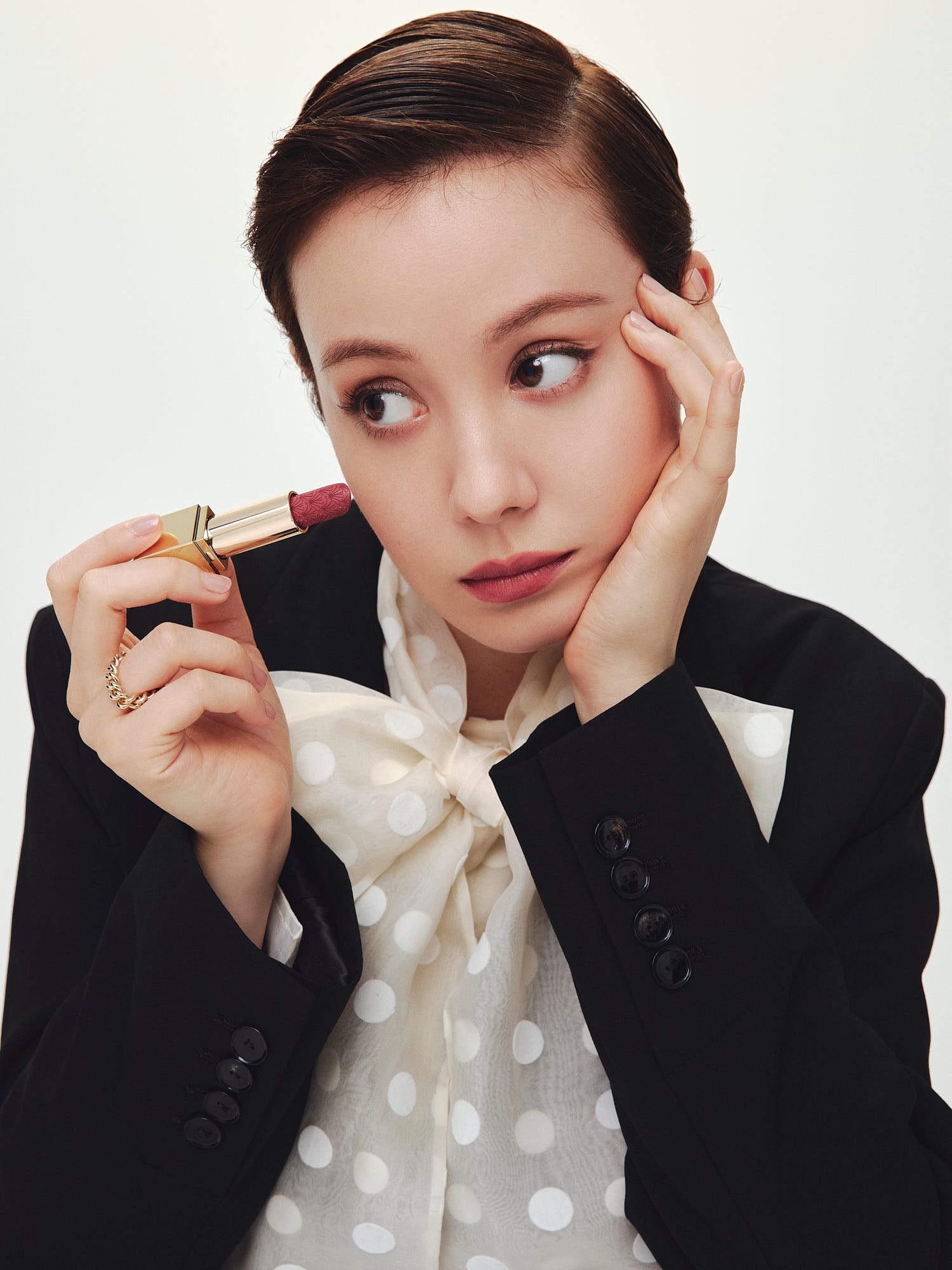 トリンドル玲奈が纏う「エスティ ローダー」のホリデー。幸せの魔法