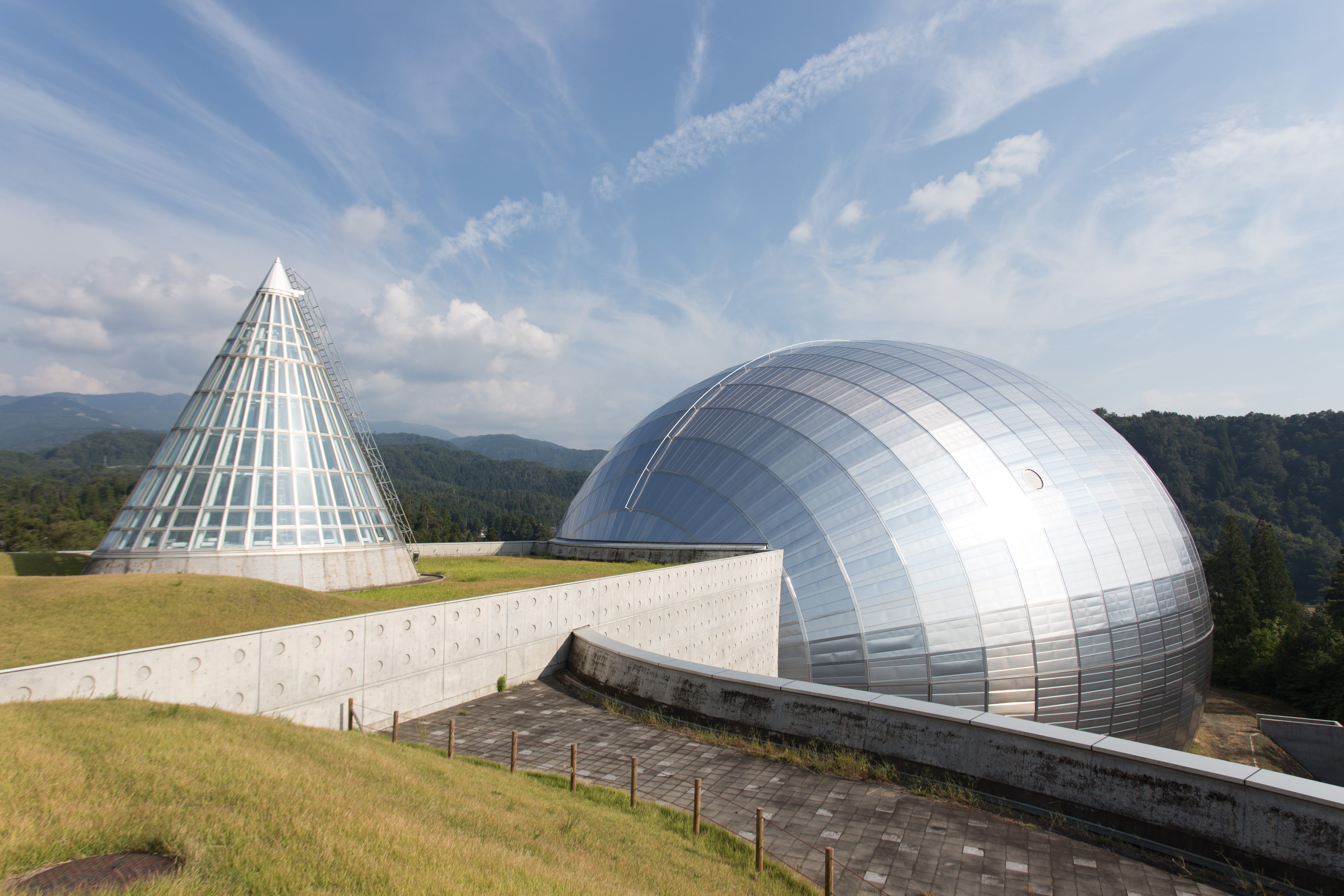 黒川紀章の建築10選】メタボリズム建築とは？著名建築家の斬新な代表作