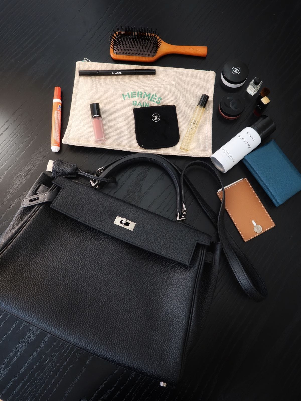 韓国おしゃれガールのファッション・リレーvol.12｜愛用バッグの中身