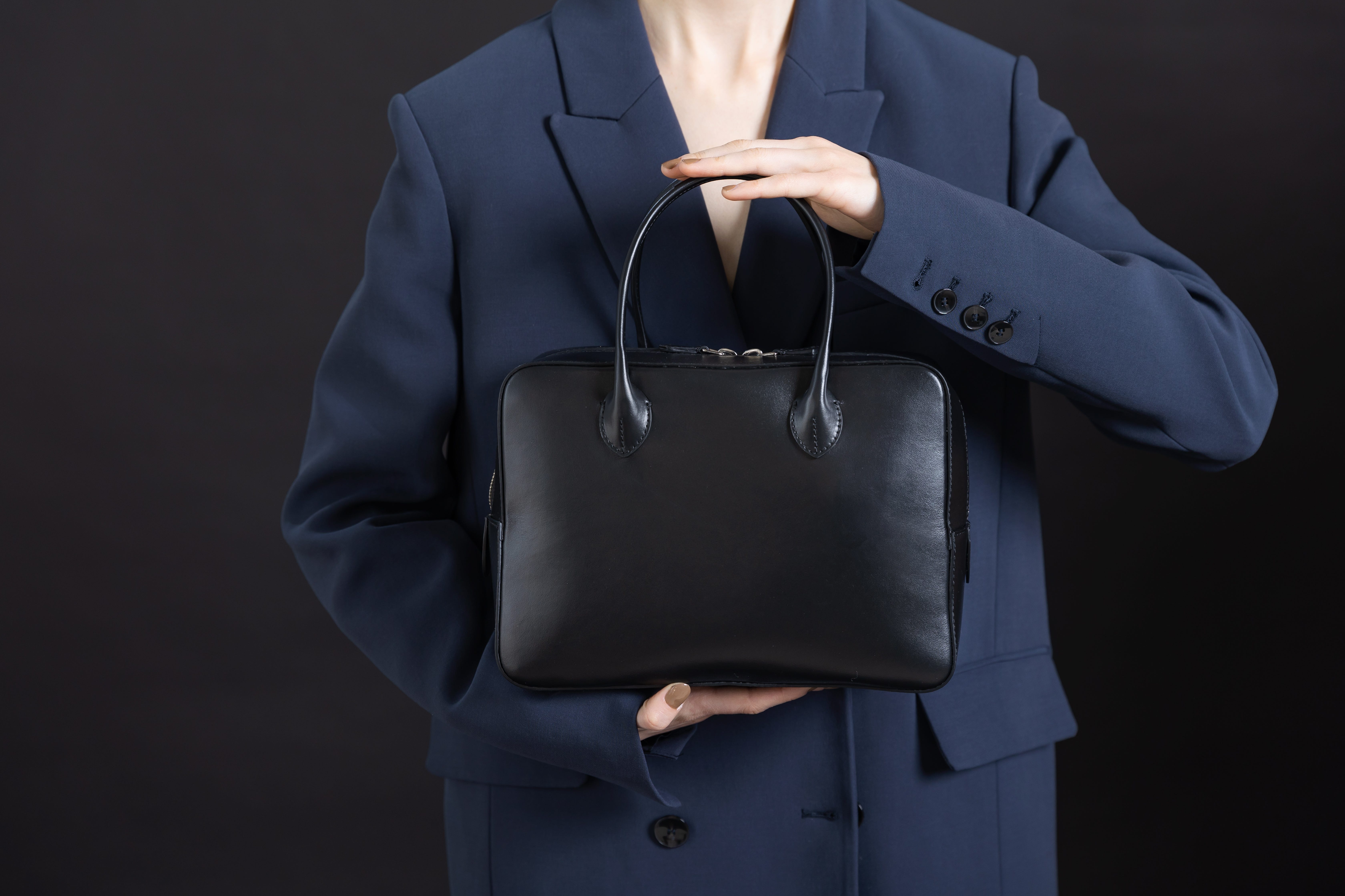 MAISON CANAU（メゾン カナウ）」の”ボックス ボストン”バッグ｜ELLE