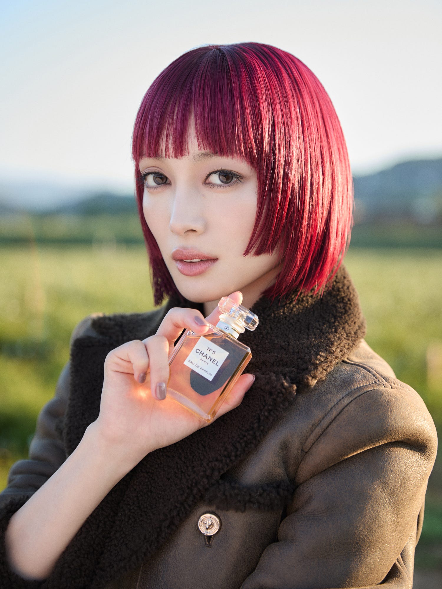 XG JURINが体感する、“シャネル N°5”のアイコニックな世界｜ELLE