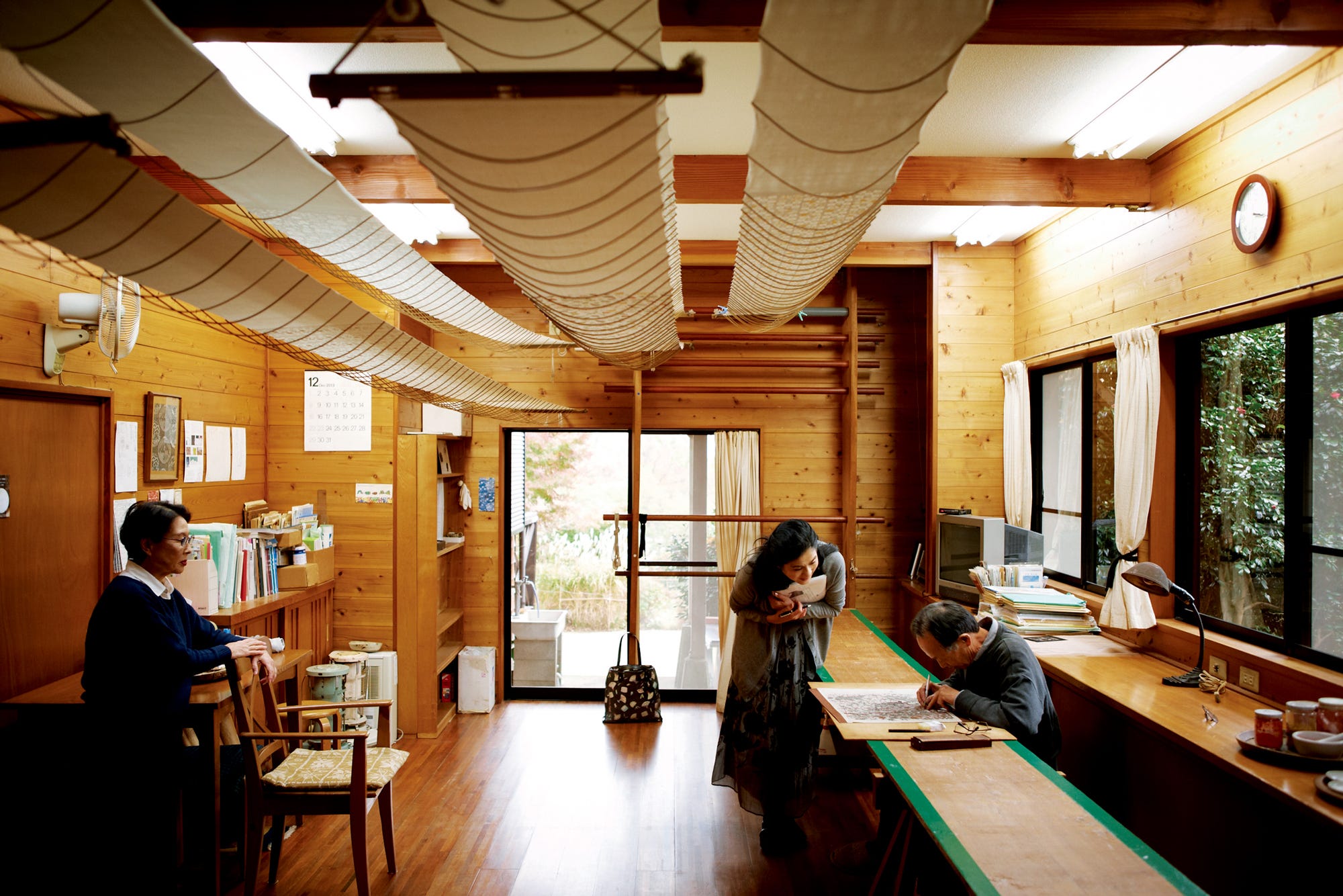 岡本隆志さん・紘子さんの型絵染。自在なる工芸の味わい［真野響子が