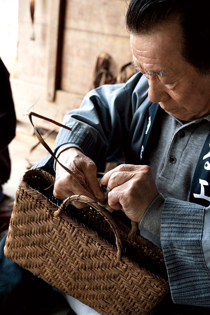 戸田寒風さん、賢太郎さんの山ぶどう籠バッグに見る「物語と機能性」