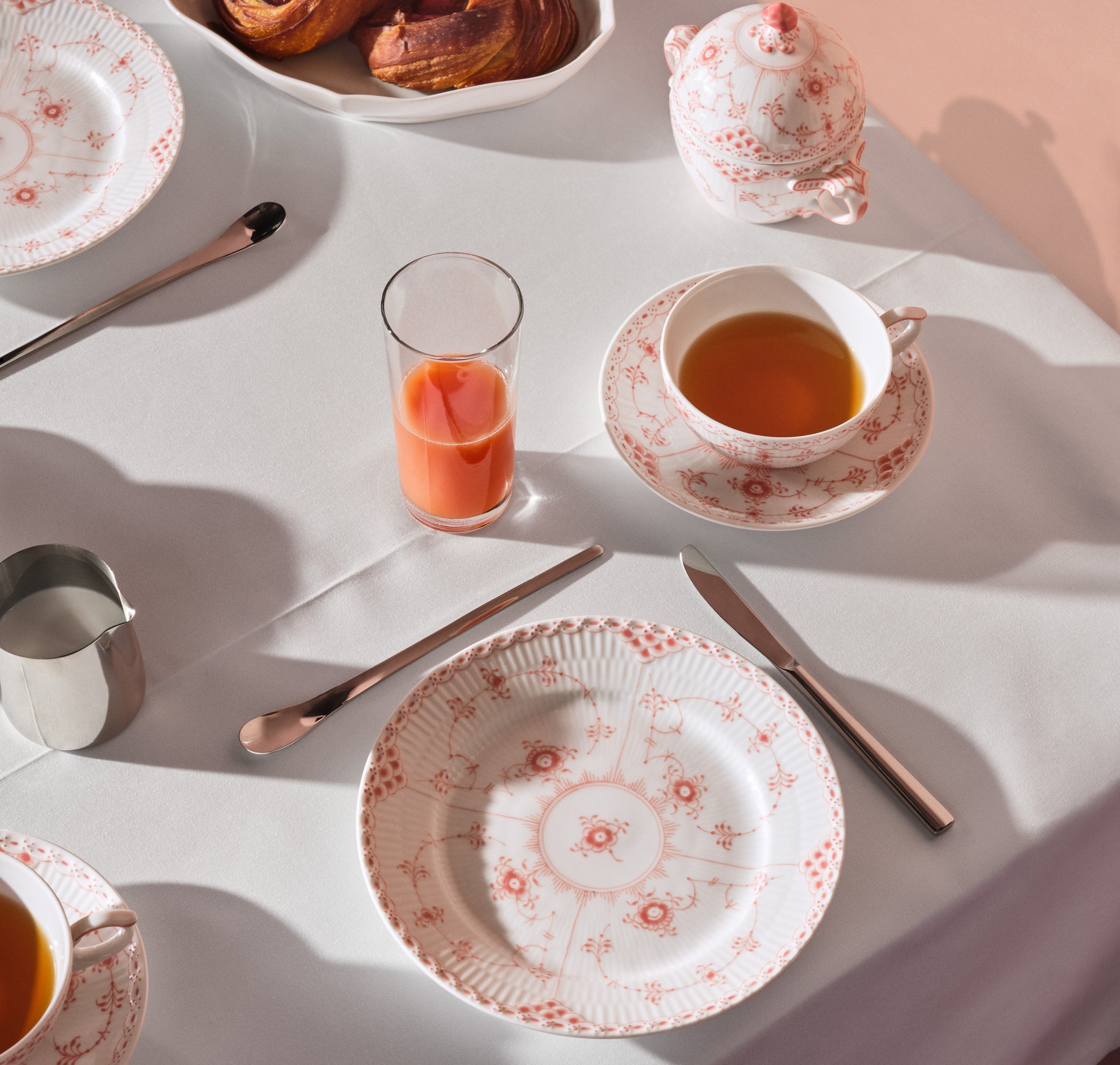 ロイヤル コペンハーゲンのテーブルウェアにコーラルカラーの