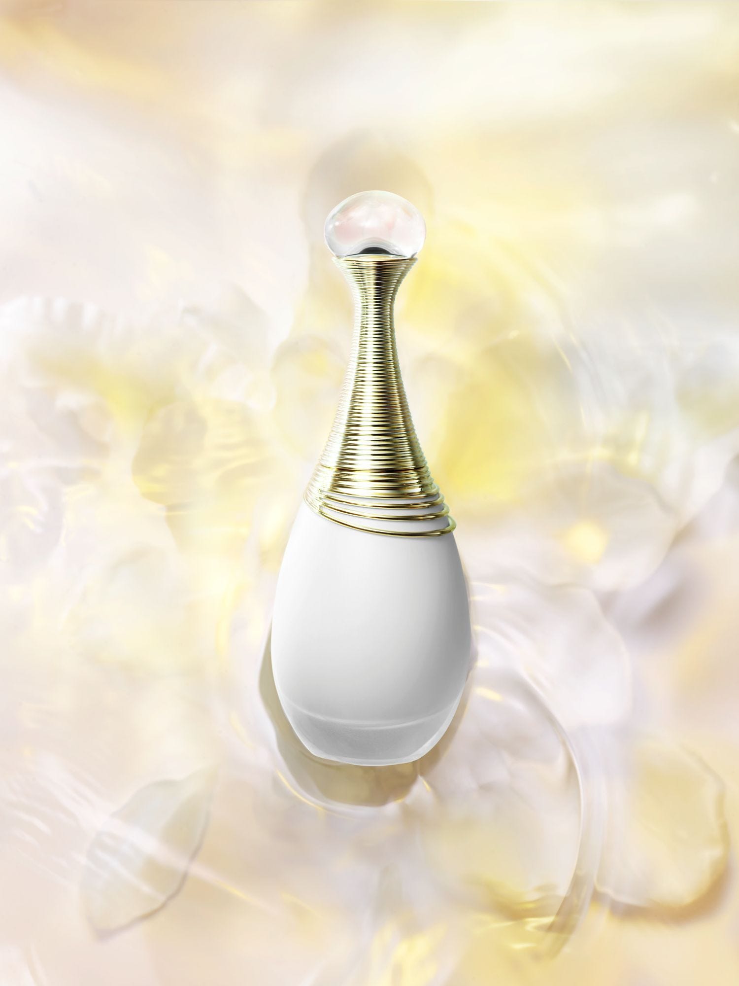 ディオールの香水「ジャドール」と私──ジェーン・スーが語る、香りと