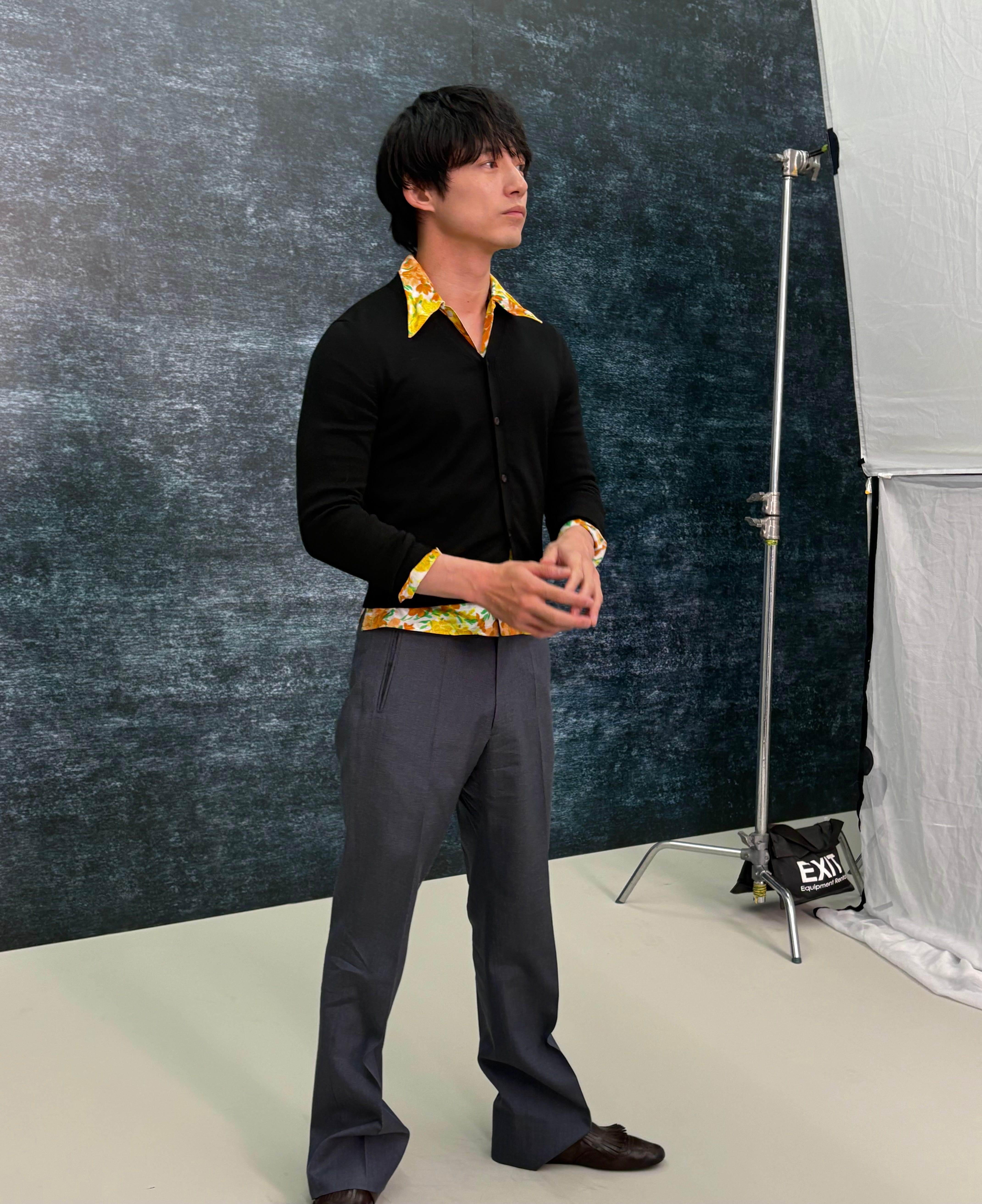 独占】坂口健太郎がミラノに降臨。「プラダ」2025年秋冬メンズ