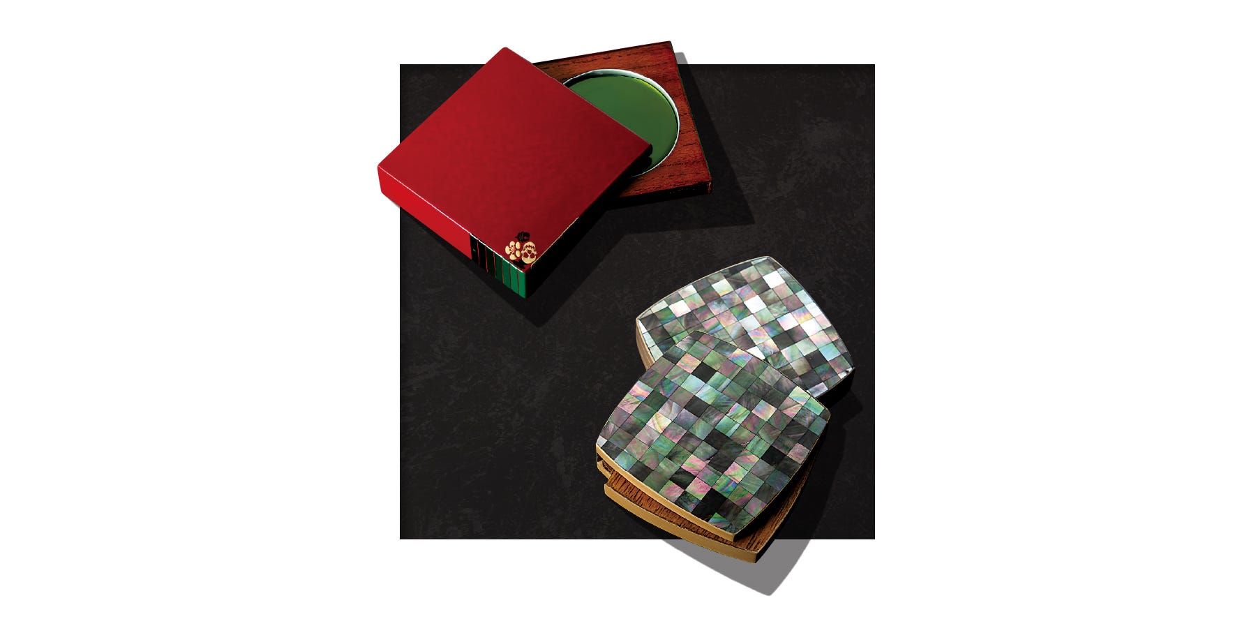 伊勢半本店」岩田俊彦さんの紅板。モダンな漆細工のケースに入った伝統