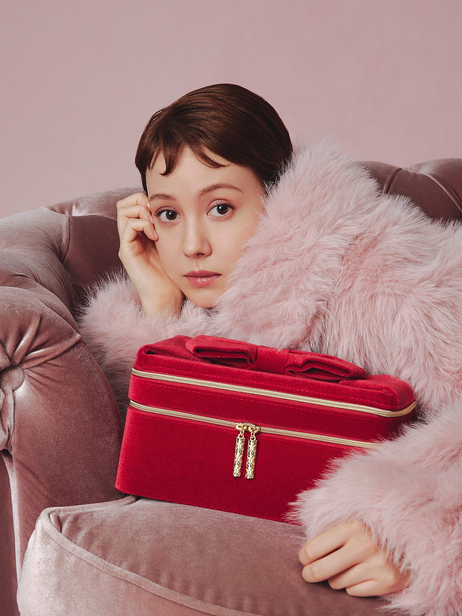 トリンドル玲奈が纏う「エスティ ローダー」のホリデー。幸せの魔法