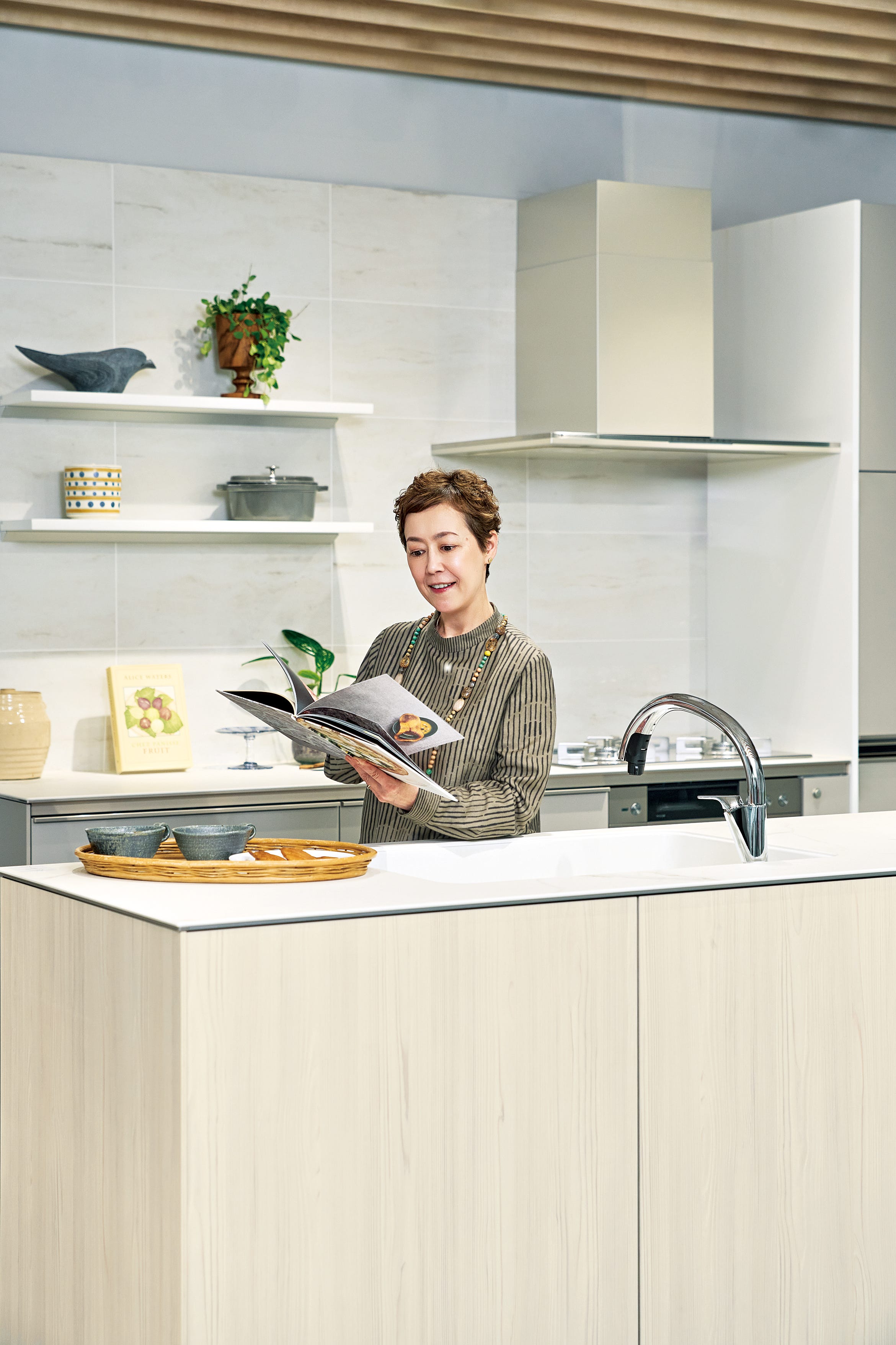 リクシル】ナビッシュの魅力をクリス智子が体感！タッチレス水栓が