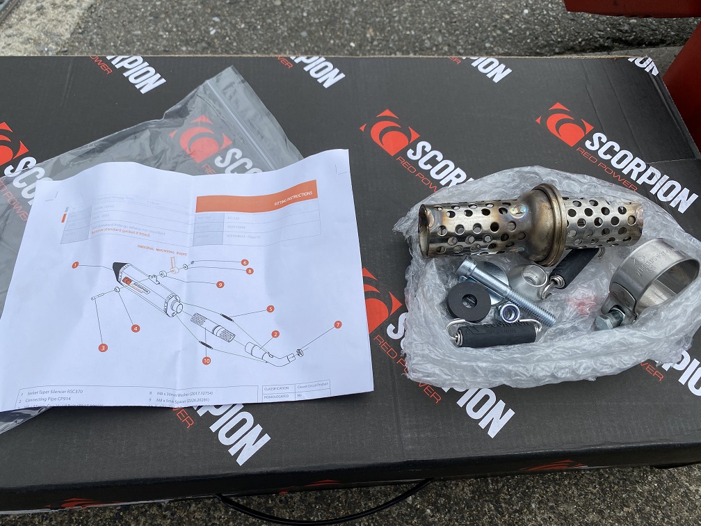 SV650Xに【SCORPION】スコーピオン セルケト パラレル カーボン