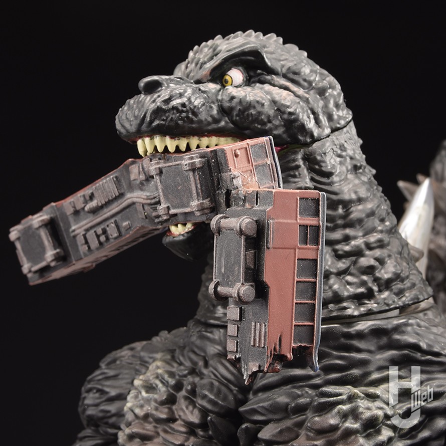 Gザウルスシリーズ」第一弾・ゴジラ（2023）が電車を咬んでいる“咬撃