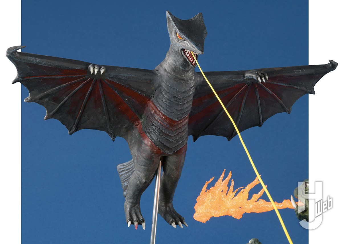 ガメラ生誕60周年記念】 『ガメラ対ギャオス』対決シーンを大迫力の