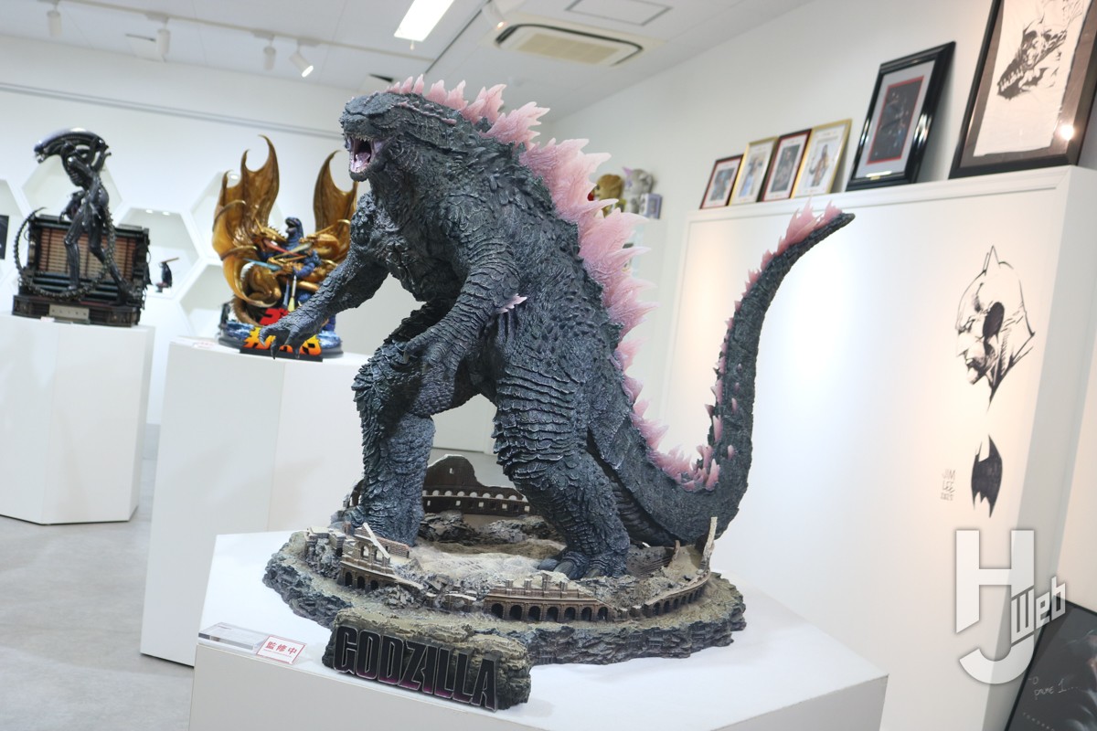 ゴジラ対キングギドラ」ポスターモチーフのスタチューや『ベルセルク