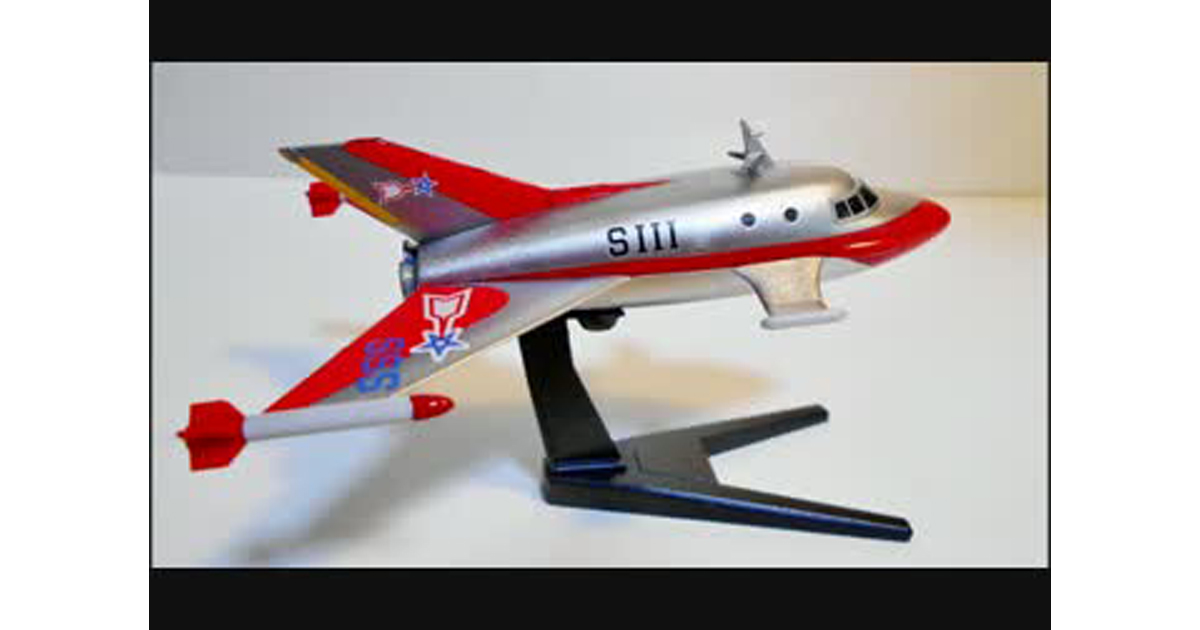 ウルトラマン』に登場する戦闘機「ジェットビートル」のジオラマを制作