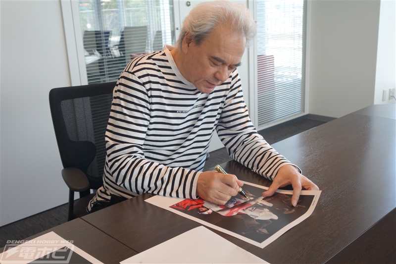 帰ってきたウルトラマン』郷秀樹隊員の直筆サイン入りフォトパネルが