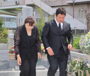佐々木健介＆北斗晶夫妻、「三回忌法要」アントニオ猪木さんへ