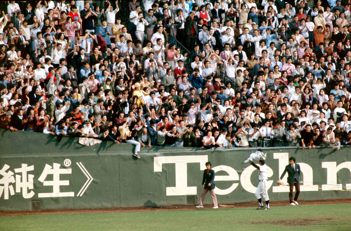 長嶋茂雄が、制止振り切って歩を進めた、ファンもカメラマンも社内の鬼