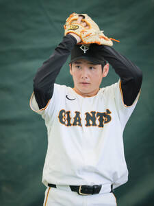 巨人】岡本和真と秋広優人の直筆サイン入り実使用スパイクを