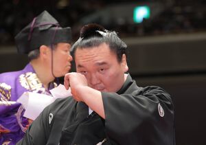 元白鵬・宮城野親方が涙でまげにお別れ…約300人が断髪式ではさみ