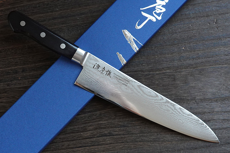 ダマスカス包丁の中では比較的軽量、さくくさ切れる岐阜県関市製のV金