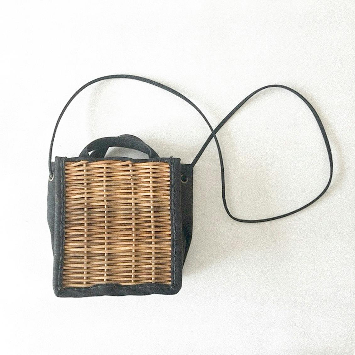 あの人のバッグ】シンプルさの中に、ひとさじの温かみ。“かご愛” が