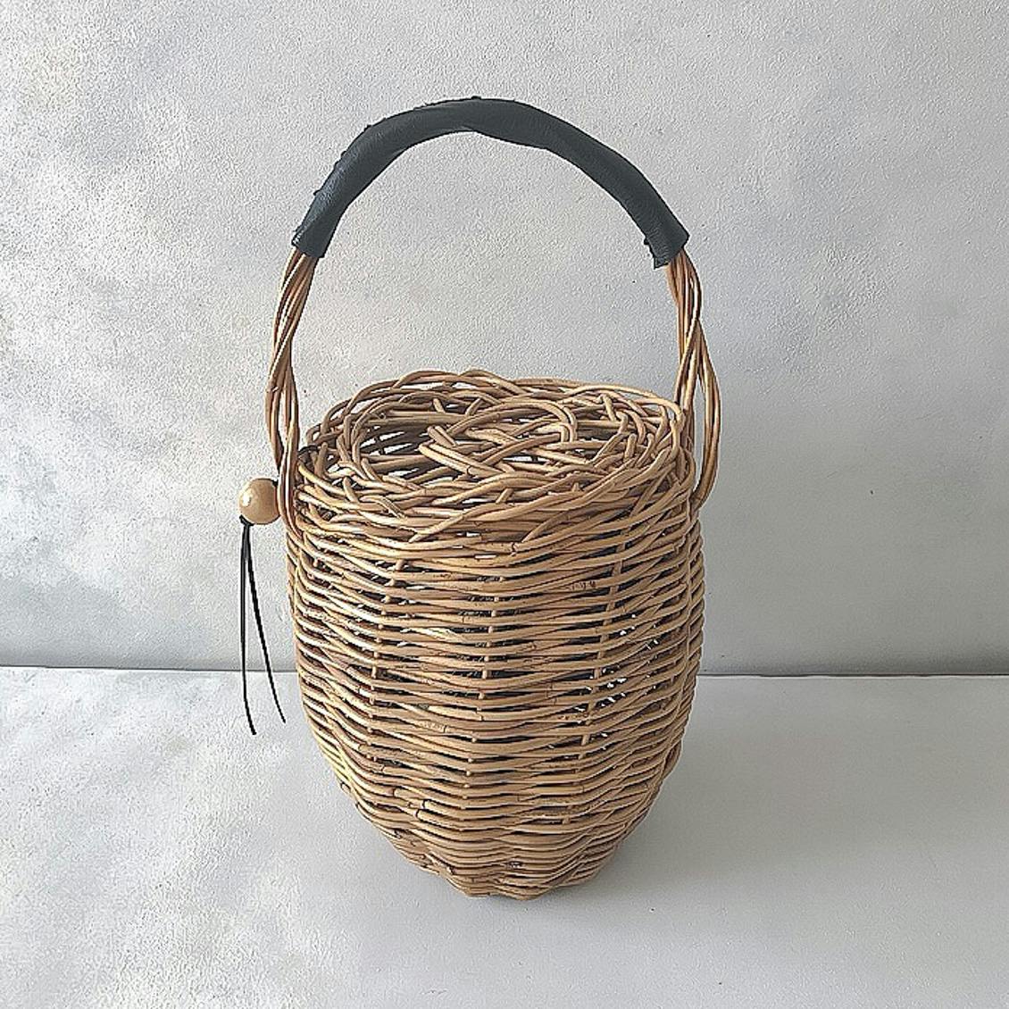 あの人のバッグ】シンプルさの中に、ひとさじの温かみ。“かご愛” が