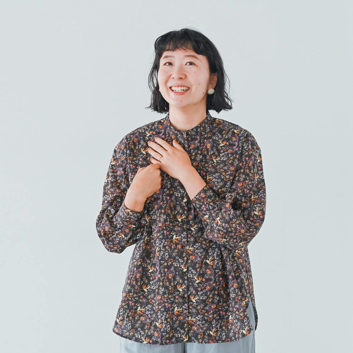 着用レビュー】「大人のための柄ブラウス」をスタッフ3名が着てみまし