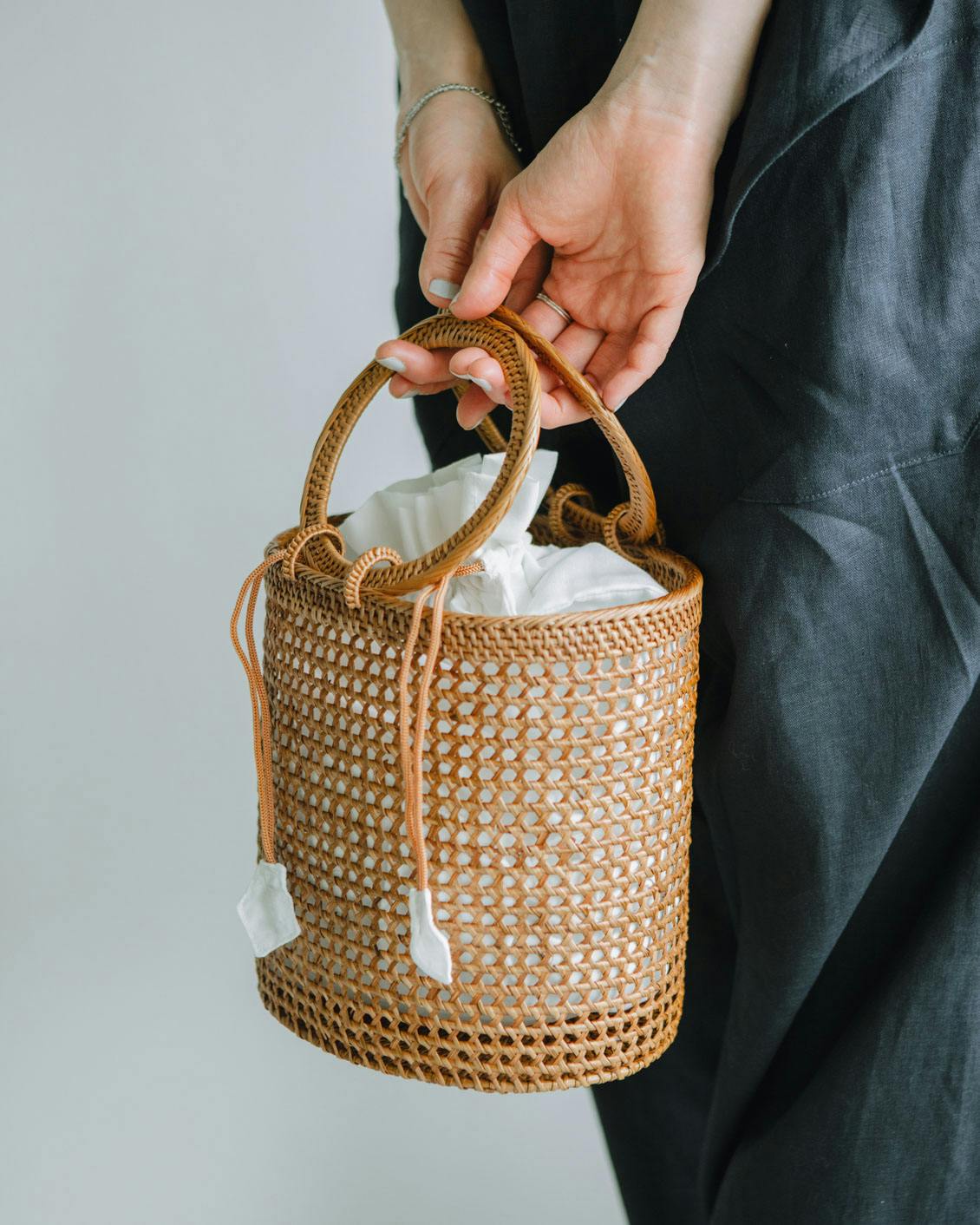 hinthint / アタ素材の透かし編みカゴバッグ - 北欧、暮らしの道具店