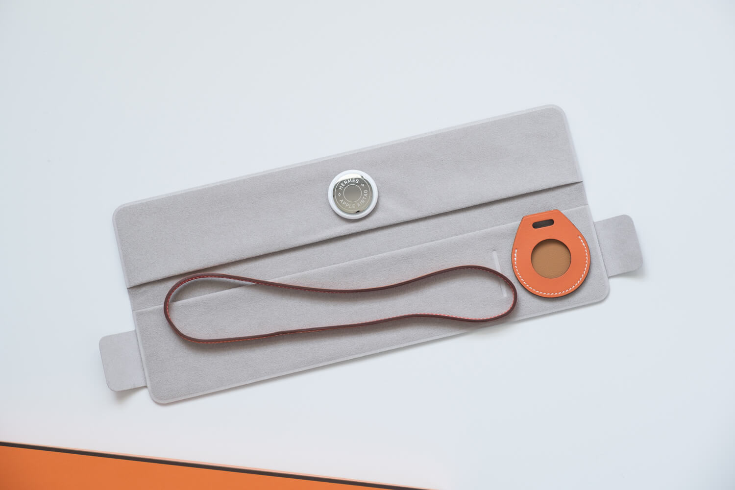 AirTag Hermesのバッグチャーム（オレンジ）が届きました