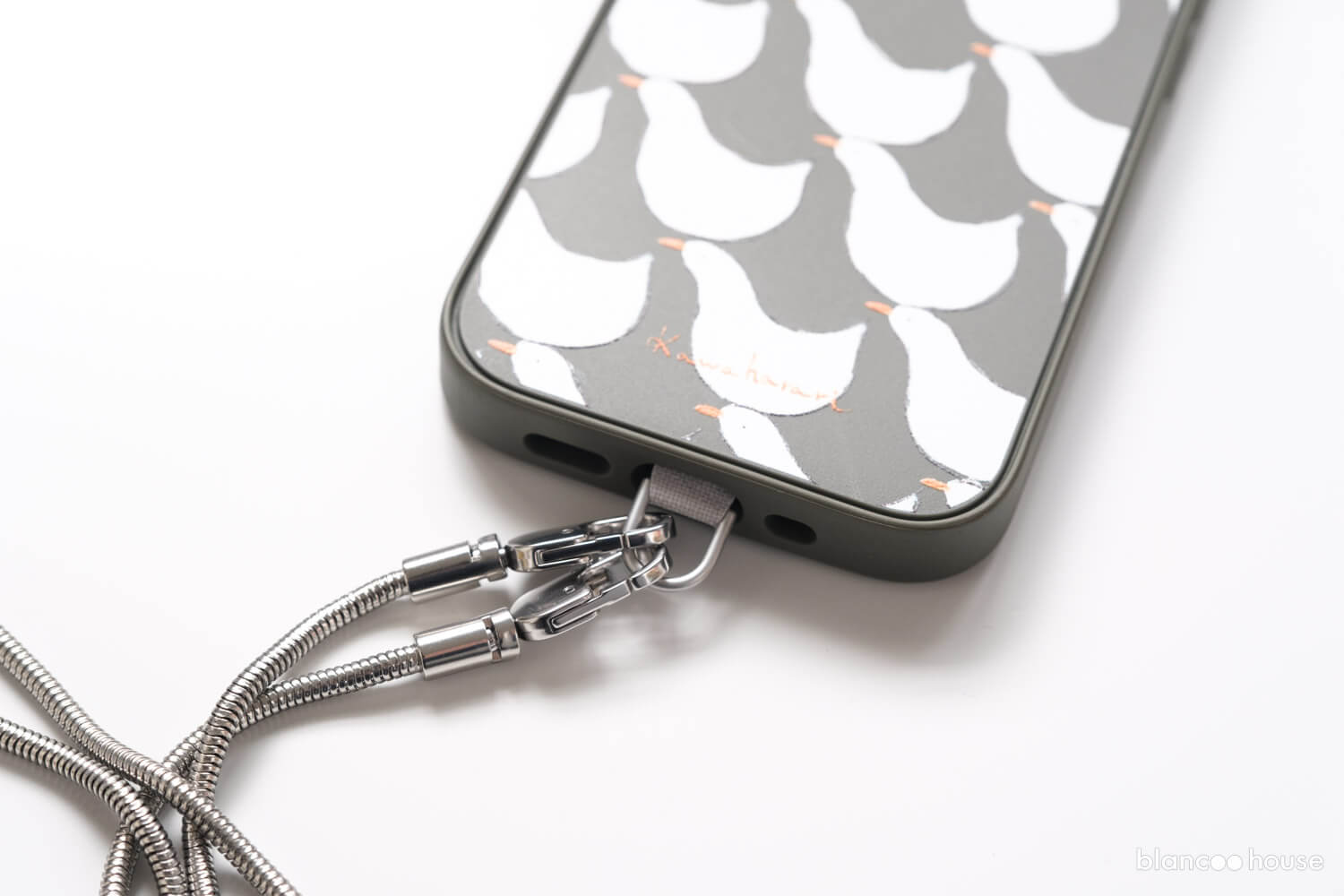 レビュー】CASETiFYのスネークチェーンスマホストラップがアクセサリー