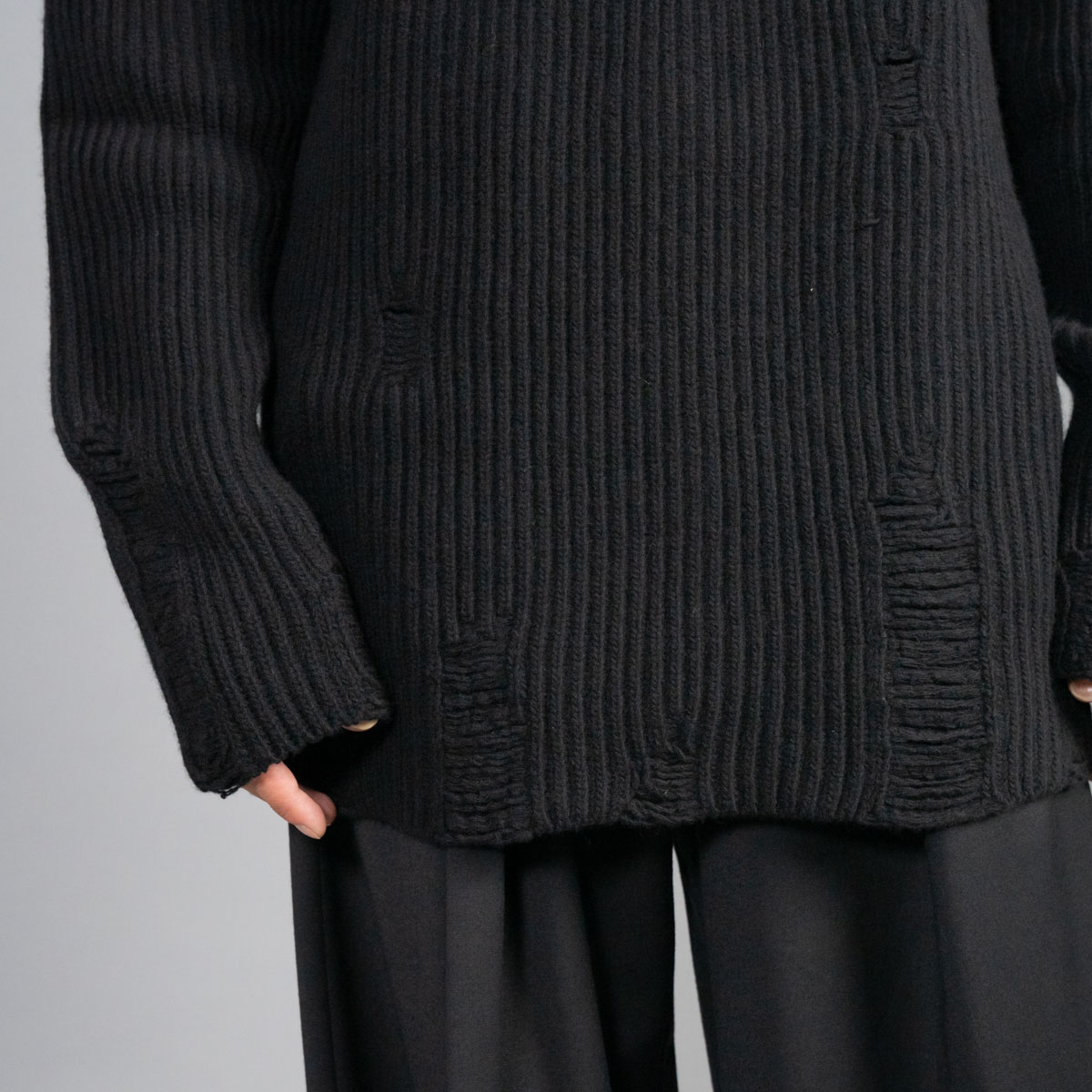 アンドゥムルメステールのハイネックダメージニット | HUES 福岡