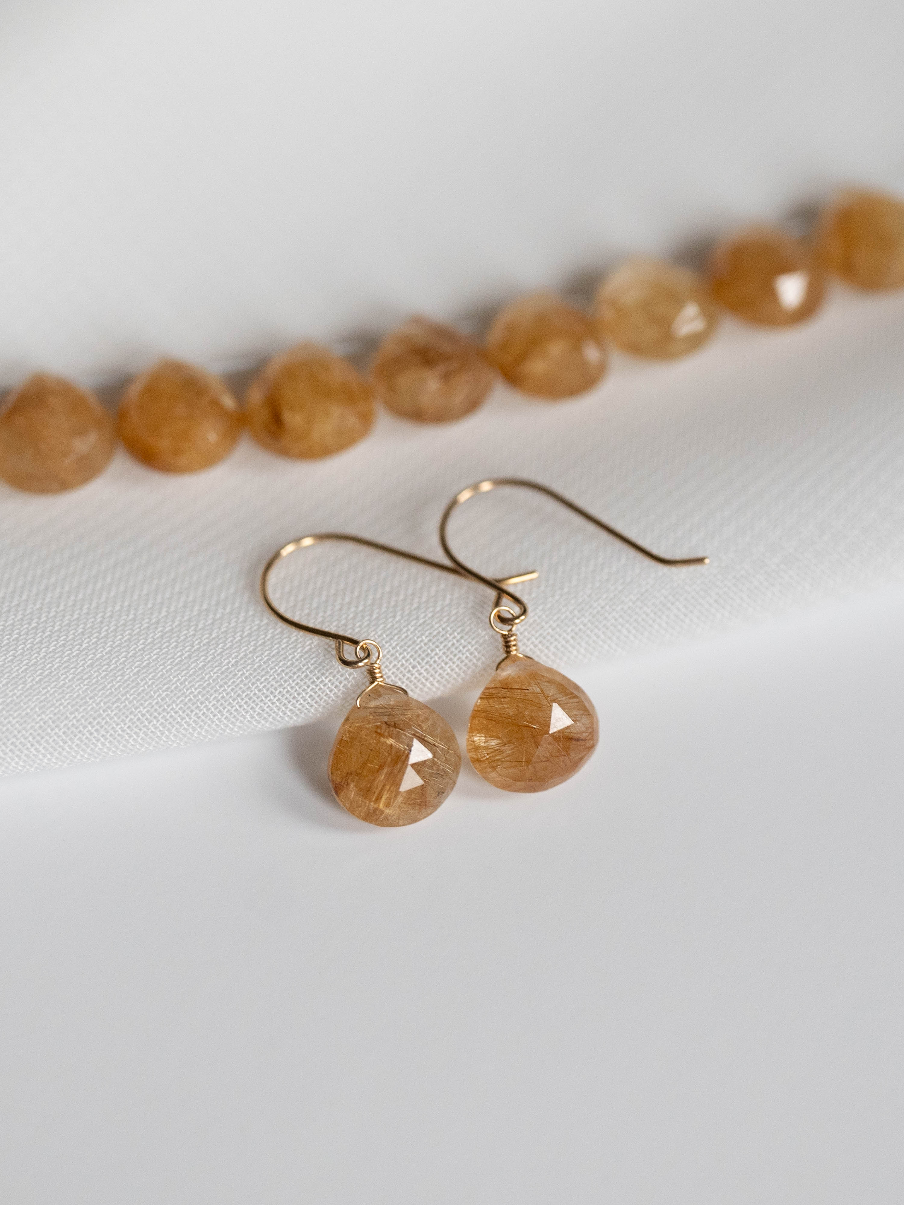 ゴールドルチルクォーツM マロン ピアス｜IDIOS