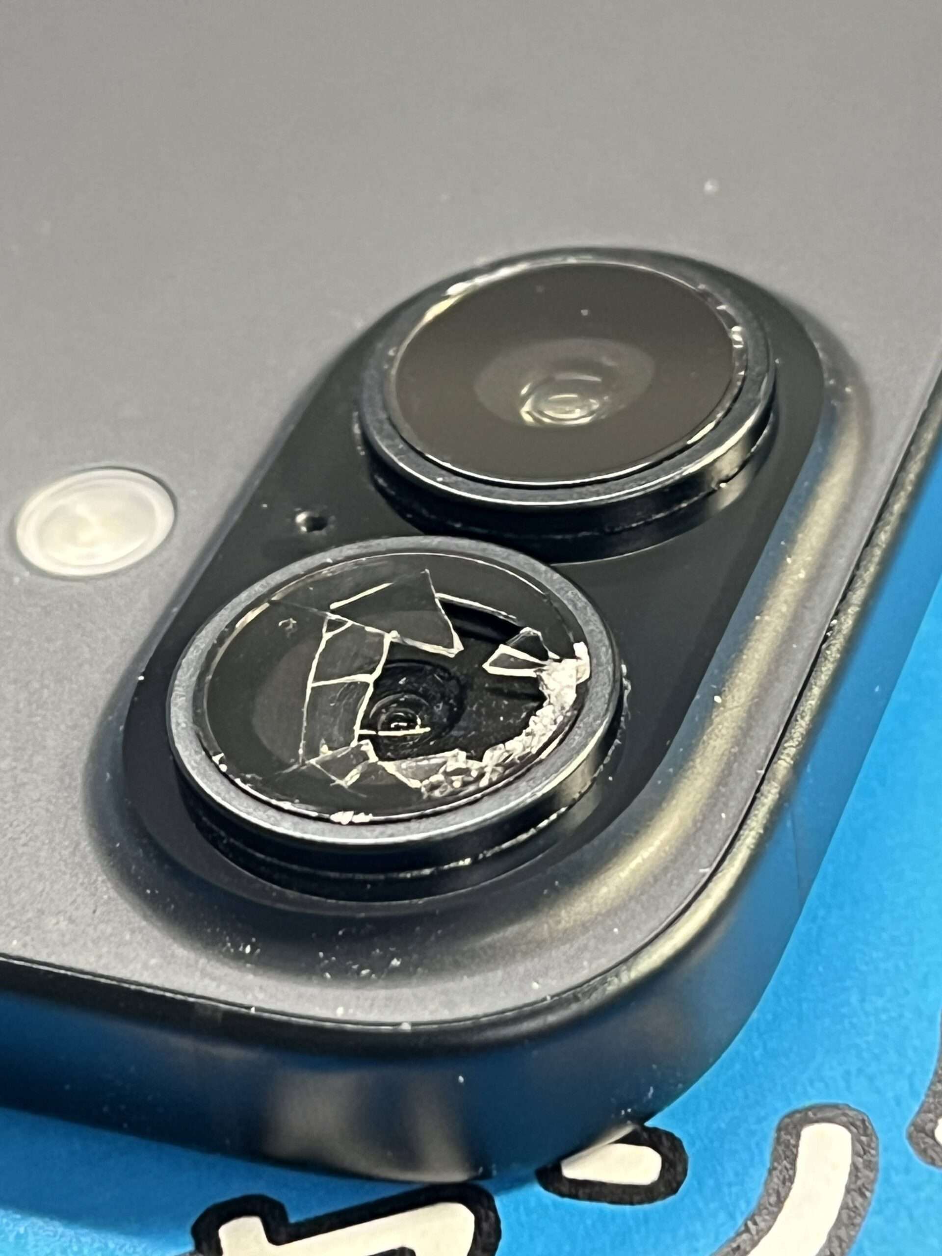 iPhone 16 カメラレンズ カバーガラス割れが即日修理できます | iPhone