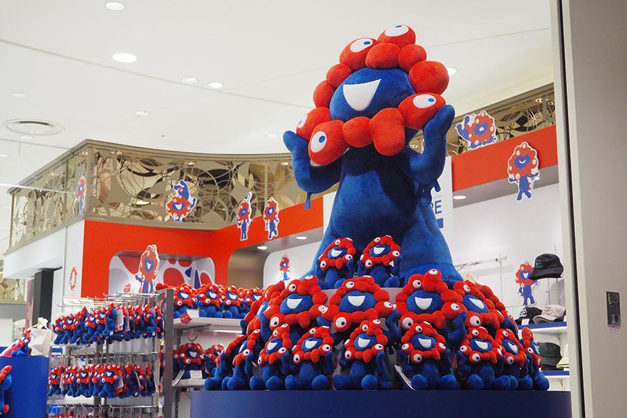 大阪・関西万博」公式ショップ1号店、転売続出の「ミャクミャク