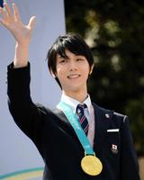 羽生結弦の凱旋パレード出発「応援を胸に刻んで生きていきたい