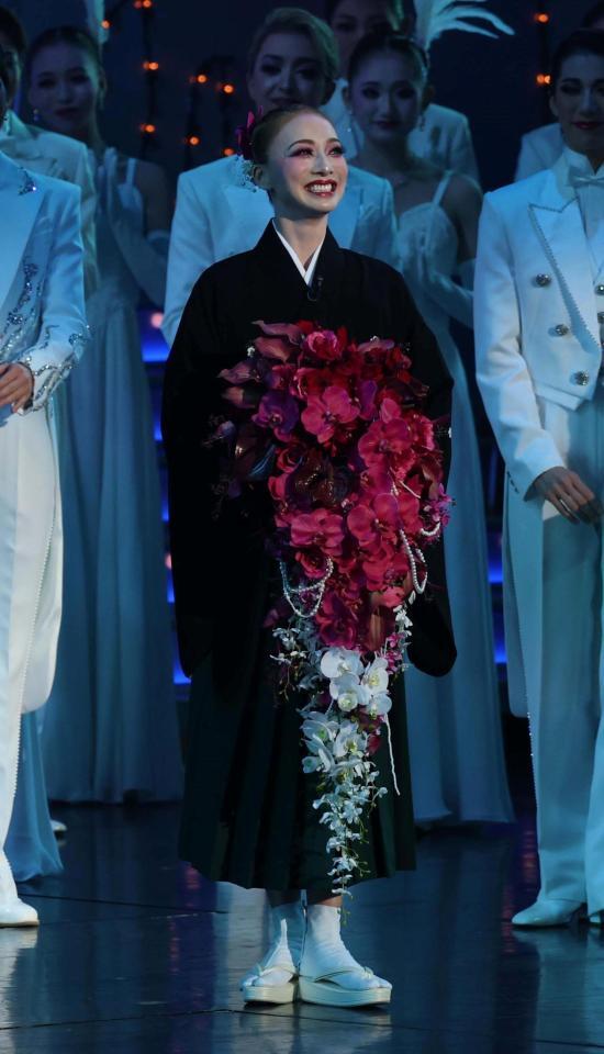 宝塚 雪組トップ娘役・夢白あやが本拠地サヨナラショー「ファンの