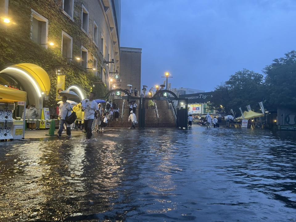 阪神戦中止 雷鳴ゲリラ豪雨で甲子園周辺は水没状態 虎党「急に空が