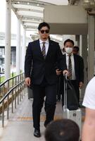 阪神がキャンプ地の沖縄入り 佐藤輝明の姿にファン大興奮 警備員から