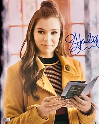 Hailee Steinfeld Signed 16x20 Pitch Perfect Photo BAS Beckett