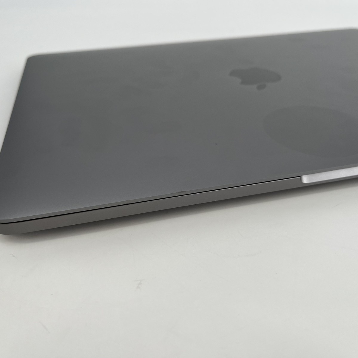 MacBook Pro 13 2020 Intel Core i5 16GB 1TB 2.0 GHz Touch Bar Space