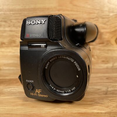 Sony HandyCam Video 8 CCD-TR71 10x Optical Zoom Video Camera