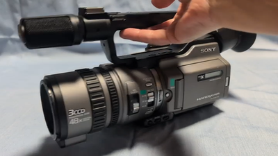 Sony Handycam DCR-VX2100 NTSC 3CCD miniDV Camcorder Video Camera