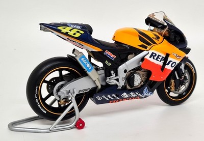 Minichamps 1/12 Honda RC211V Moto GP 2002 Valentino Rossi Signed