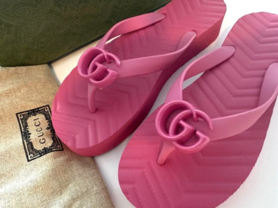 NIB NWT Authentic Gucci GG Chevron Pink Thong Sandals 655463 6.5