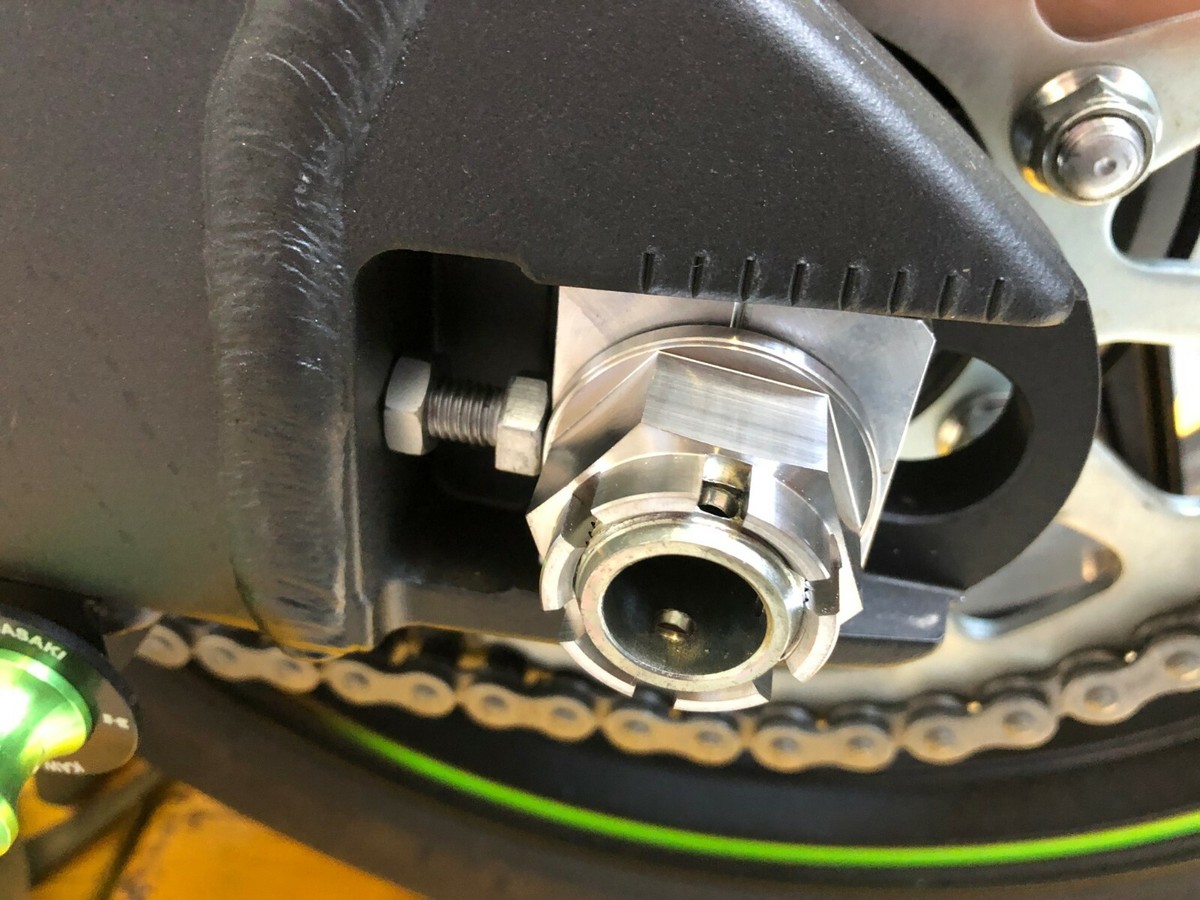 KAWASAKI ZX6R 2000-2024 REAR AXLE CASTLE FLANGED NUT TITANIUM GR5