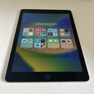 Apple iPad 5th Gen 32gb Wifi Space Grey A1822 Read Description