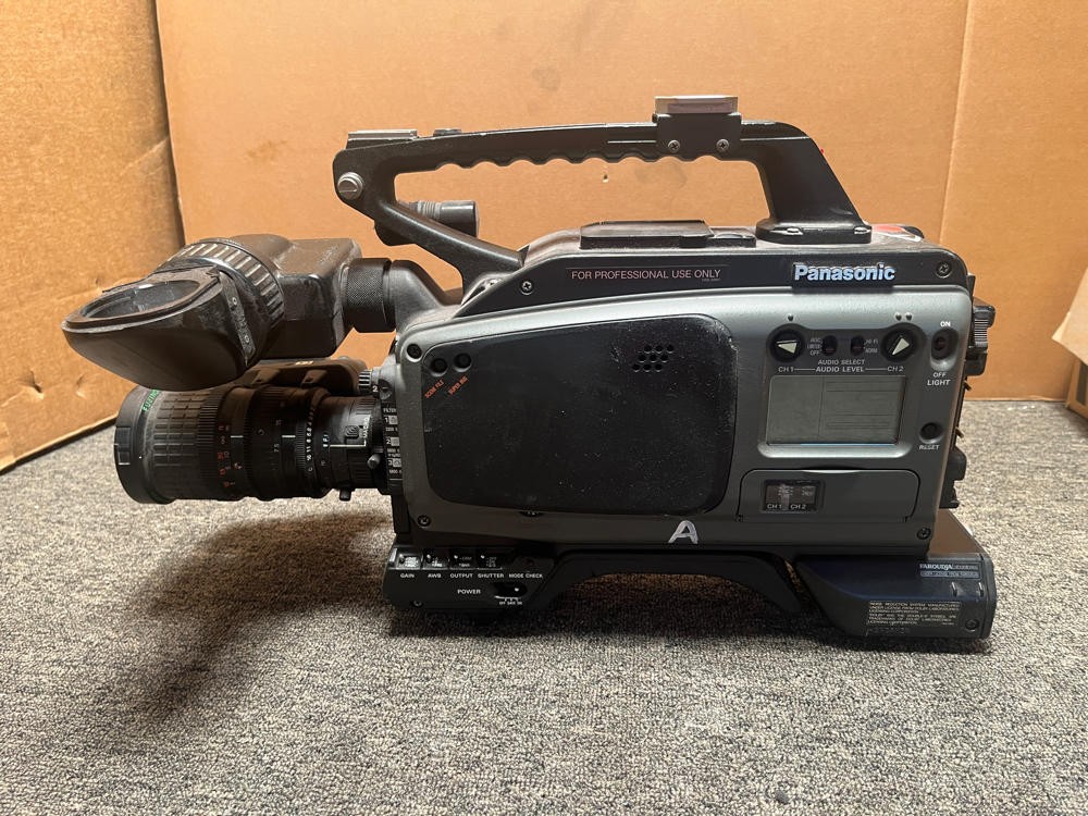 Panasonic AG-DP800HP SuperCam 3CCD Digital VHS Video Camera